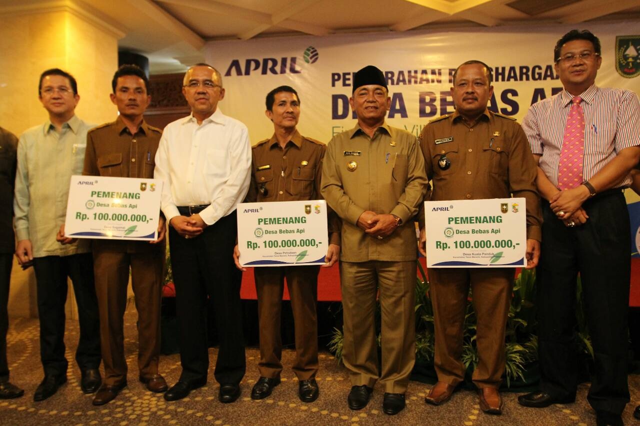 Para penerima penghargaan Program Desa Bebas Kebakaran dengan Tony Wenas, Direktur Pelaksana, Operasional APRIL Indonesia, Plt. Gubernur Riau Arsyad Juliandi Rachman, dan Bupati Pelalawan, HM Harris